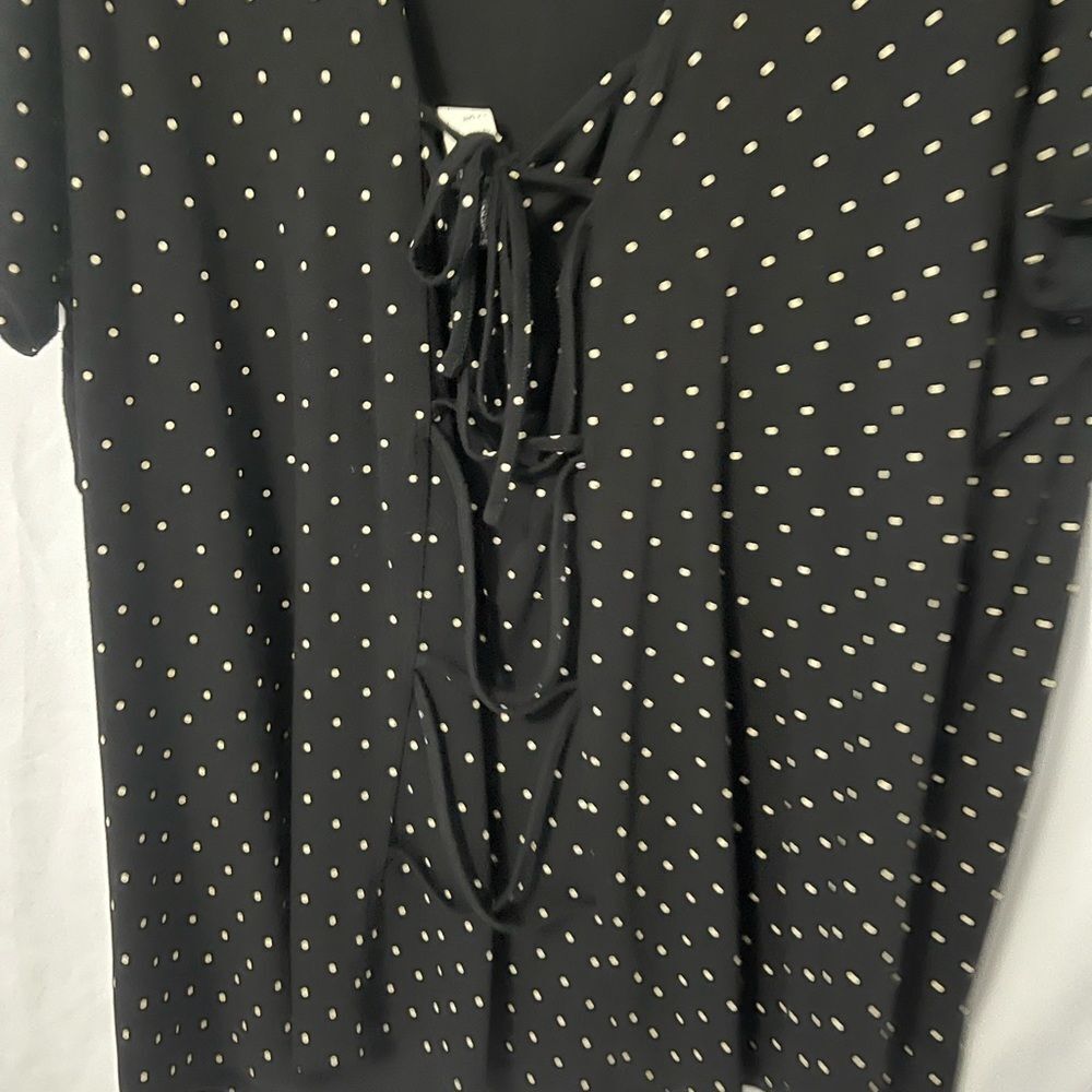 🟢Torrid Polka with Ivory Polka Dot Lace-up Back Short Sleeve Top Size 5 - Picture 4 of 7